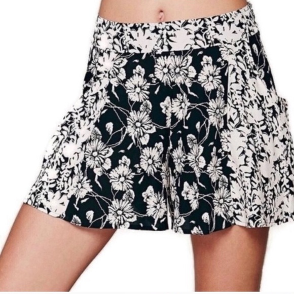 Free People Floral Black/Cream shorts Size: (2) - Picture 2 of 11